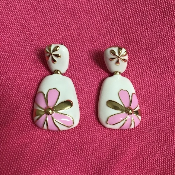Daisy Enamel Pierced Earrings White Pink Gold Tone Elegant Summer Chic Look NEW - Picture 4 of 9